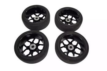 ROLLS-ROYCE-CULLINAN-Black-Badge-22″-Factory-Wheels-Silver-and-black-OEM-6883750-6883749-02-scaled