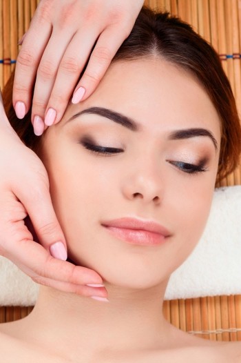 beautiful-young-woman-at-a-spa-salon-PCXQB3L