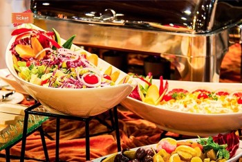 delicious-buffet-dinner-on-canal-cruise (1)