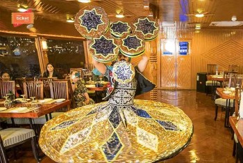 artist-performing-at-dhow-cruise-dubai-marina